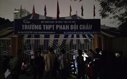 Xem xét xử phạt trường THPT để phụ huynh xếp hàng xuyên đêm ghi danh lớp 10
