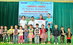 Báo Thanh Niên mang yêu thương đến Mường Phăng trong hành trình về nguồn