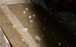 Hà Nội và 3 tỉnh có mưa đá, giông lốc, hơn 4.100 nhà bị tốc mái