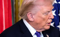 Nhà Trắng lên tiếng về vết đỏ trên cổ Tổng thống Trump