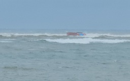 Quảng Trị: Lật tàu cá cách bờ 100 m tại biển Nhật Lệ, 1 người tử vong