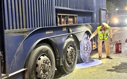 Xe đầu kéo chở nhiều ô tô con cháy bánh, CSGT Huế kịp thời ứng cứu