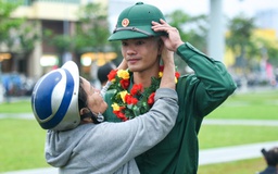 Hàng nghìn thanh niên nhập ngũ, tân binh xúc động hứa quyết tâm trưởng thành