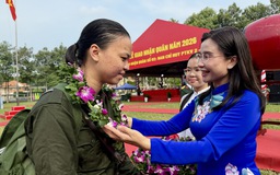 Chị Nguyễn Phạm Duy Trang tặng quà và động viên thanh niên lên đường nhập ngũ