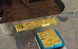 12,3 kg kim loại nghi vàng giấu trong quần áo lót 'tuồn' vào Việt Nam