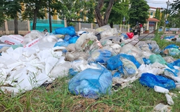 Những bãi rác thải gần trường học