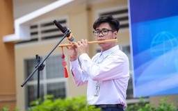 Nếp sống kỷ luật của nam sinh miền Tây học giỏi, thổi sáo hay