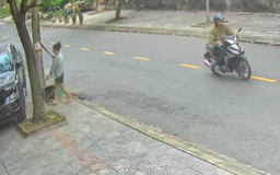 Người phụ nữ dùng gậy, rựa đập phá ô tô đậu ven đường