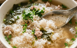 Người bị trào ngược có nên ăn cơm chan canh?