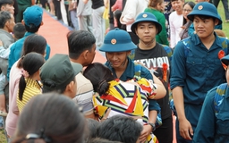 Vợ chồng U.60 'khóc vì hạnh phúc' khi tiễn con lên đường nhập ngũ