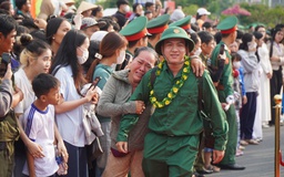 Khoảnh khắc xúc động hơn 4.400 tân binh ở Vĩnh Long lên đường nhập ngũ