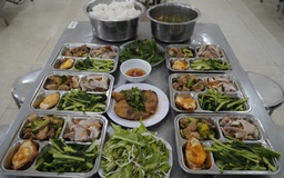 Bên trong doanh trại: Tân binh ăn gì, nghỉ ngơi ra sao ngày đầu nhập ngũ?