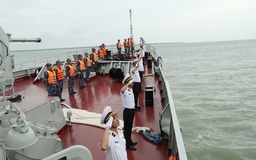 Hình ảnh tàu hộ vệ tên lửa 016 - Quang Trung cập cảng Căn cứ Hải quân Úc