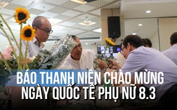 Nam phóng viên cắm hoa chúc mừng ngày Quốc tế phụ nữ