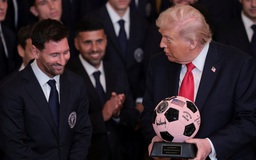 Messi gây sốt trong chuyến thăm Nhà Trắng, được Tổng thống Mỹ Donald Trump khen giỏi hơn… Pele