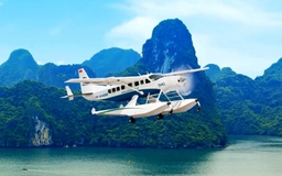 Thủy phi cơ ngắm vịnh Hạ Long dừng bay