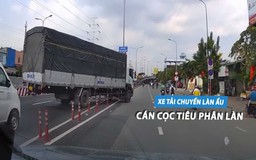 Xe tải bất chấp tất cả, cán qua cọc tiêu để chuyển làn đường gây bức xúc