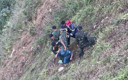 Đưa thi thể nạn nhân tử vong dưới vực sâu 200 m sau tai nạn giao thông lên