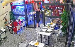 Du khách Nga quay lại bấm chuông cảm ơn vì món ăn ngon