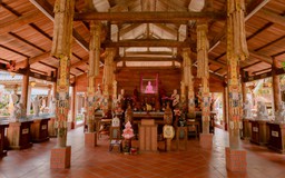 Ngôi chùa gỗ dừa độc đáo bên dòng Hàm Luông