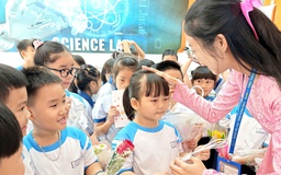 Ngày Quốc tế phụ nữ 8.3: 'Mẹ của em ở trường' là cô giáo mến thương