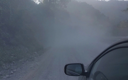 Đường Hồ Chí Minh mù mịt bụi thi công, tài xế 'dò đường' giữa ban ngày