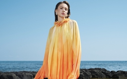 Váy loang màu tươi sáng dẫn dắt xu hướng thời trang resort 2026