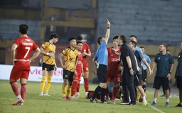 Toàn cảnh HLV Popov bị thẻ đỏ, ném thẻ như ngoài ‘chợ’: Trợ lý Văn Biển và HLV Thanh Hóa nói gì?