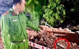 Đào đất xây hàng rào, phát hiện đầu đạn pháo 105 ly còn nguyên