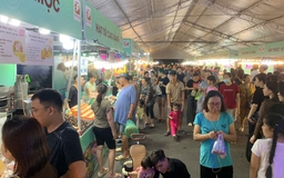 Người trẻ rủ nhau đến đây ăn bánh dân gian thỏa thích