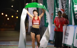 Nguyễn Thị Oanh và Nguyễn Trung Cường xuất sắc giành chức vô địch giải bán marathon Tây Hồ
