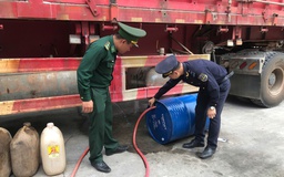 Chặn xe đầu kéo biển số Lào chở trái phép 400 lít dầu diesel qua biên giới