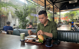 Bữa ăn của người trẻ: Chi 50.000 đồng ăn sáng rồi nhịn luôn bữa trưa, vì sao?