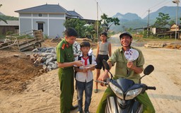 Công an xã tặng quạt ngày nắng nóng, người dân vừa mát vừa nhớ luật