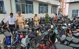Siết xe điện 'độ chế', CSGT An Lạc kiểm tra bãi xe trường học