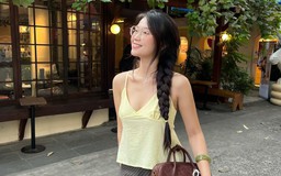 Áo hai dây cổ chữ V: Khi gợi cảm chạm đến sự tinh giản