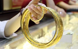 Giá vàng liên tiếp giảm sau 'cú' tăng mạnh đầu ngày