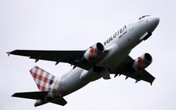 Một hãng hàng không tăng giá vé đã bán vì giá xăng tăng trước giờ cất cánh