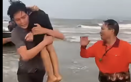 Hai anh em sinh đôi bị sóng cuốn trôi trên biển Cửa Lò