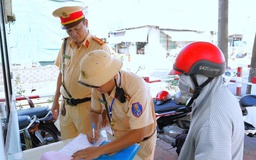 Những lỗi người điều khiển xe máy, ô tô hay mắc phải khi đứng gần đường tàu?