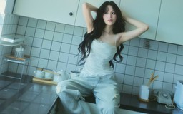 Bản phối áo hai dây cùng quần jeans giúp nàng tự tin khoe cá tính