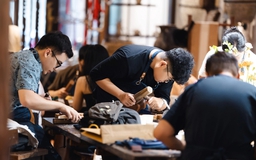 Rời xa màn hình, người trẻ đi tìm sự tĩnh lặng bên đất sét và gỗ