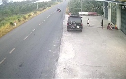 Làm rõ vụ bé 5 tuổi đá bóng ra đường khiến người đi xe máy ngã tử vong