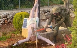 Israel giam 2 binh sĩ đập tượng Chúa ở Lebanon