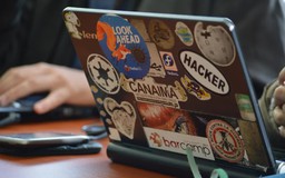 Thói quen trang trí laptop có thể khiến máy nhanh xuống cấp