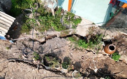 Sạt lở bờ sông Vàm Cỏ Tây lan rộng: Nhà nứt toác, dân sống trong nơm nớp