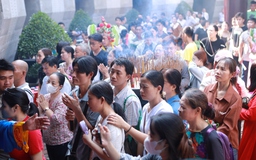 Mùng 10 tháng 3, biển người đổ về đền tưởng niệm các Vua Hùng ở TP.HCM