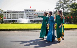 Thành phố đã nở biết bao đóa hoa nghĩa tình