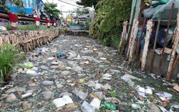 Những dòng kênh chứa đầy cỏ, rác