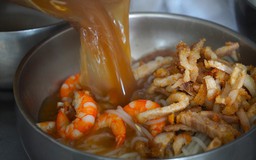 Quán bún nước lèo 40 năm chỉ bán tôm đất: Bà chủ khó tính, sẵn sàng đóng cửa nếu...